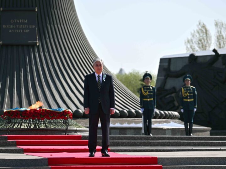 Мемлекет басшысы «Отан Ана» монументіне гүл шоғын қою рәсіміне қатысты