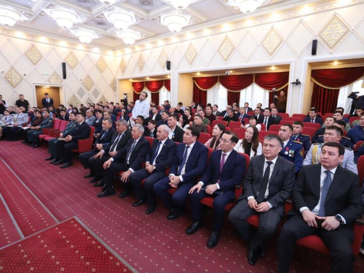 Мангистаусцам оказавшим помощь во время авиакатастрофы вручили государственные награды 