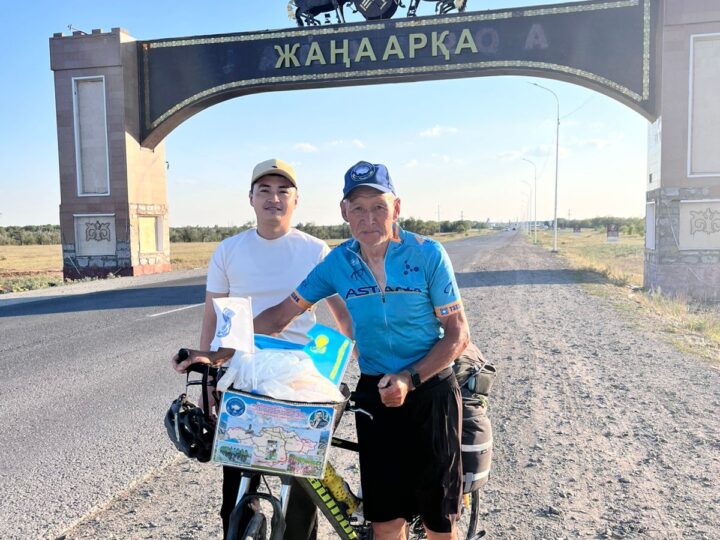 Елімізге танымал 71 жастағы велотурист Жаңаарқа ауданына келді.