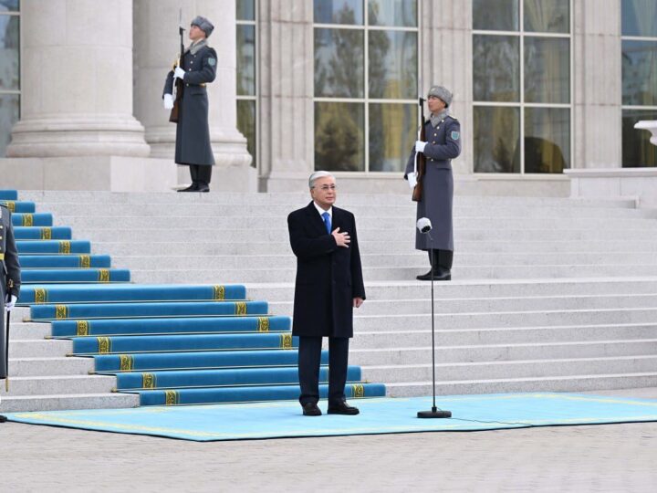 Президент Мемлекеттік ту көтеру рәсіміне қатысты