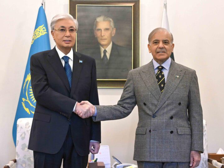 🇰🇿🇵🇰Мемлекет басшысы Қасым-Жомарт Тоқаев пен Премьер-министр Шахбаз Шариф шағын құрамда келіссөз жүргізді