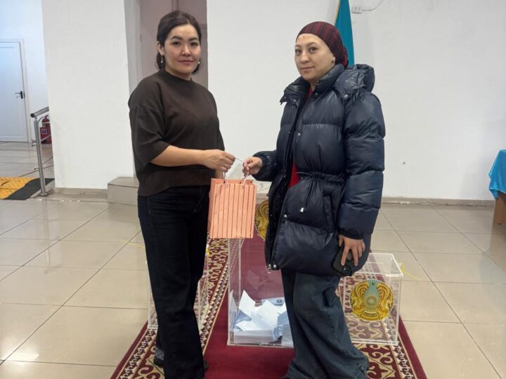 Ауданымызда 100-інші дауыс берушіге естелік сыйлық табысталды