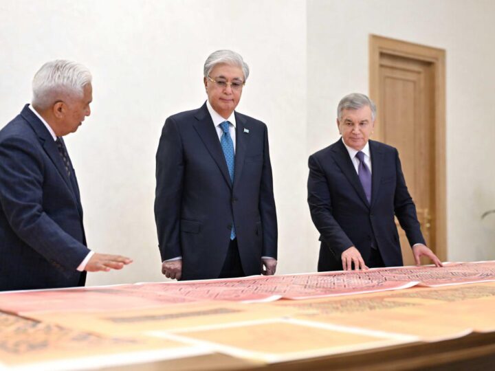 Шавкат Мирзиёев Қасым-Жомарт Тоқаевқа бірқатар тарихи құжатты тапсырды