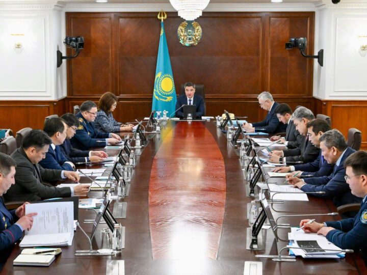 Премьер-министр Олжас Бектенов Үкімет жанындағы құқықбұзушылық профилактикасы жөніндегі ведомствоаралық комиссияның отырысын өткізді. Онда референдумда қабылданған Конституцияның нормаларын сапалы және жедел енгізуді қамтамасыз ету үшін «Заң мен Тәртіп» қағидатын бекіту мәселелері қаралды.