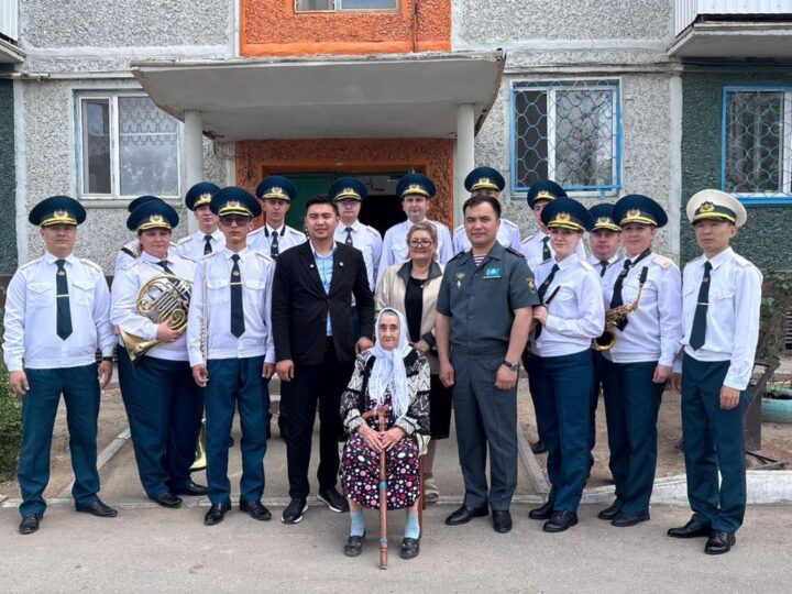 Ұландықтар тыл ардагерін Ұлы жеңіспен құттықтады