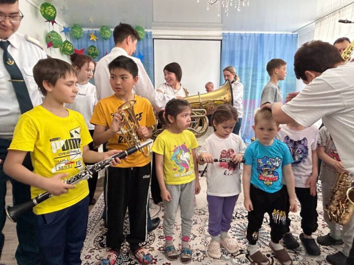 Жезқазғанда Ұлттық ұланның әскери оркестрі балаларға мерекелік көңіл-күй сыйлады