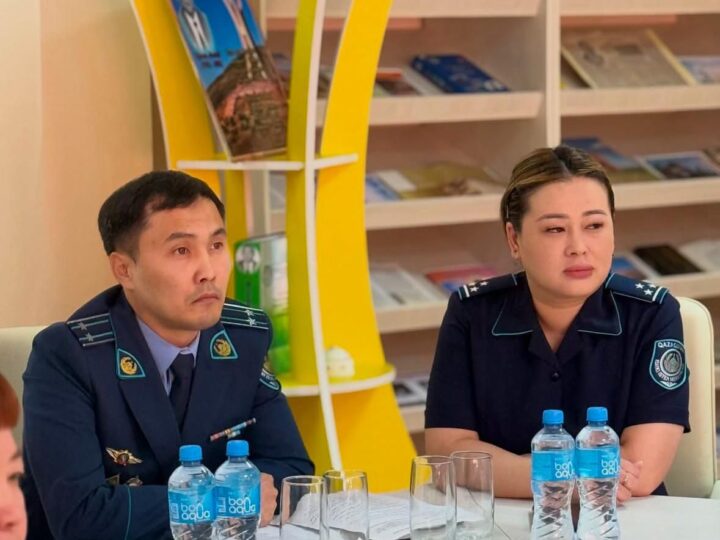 Облыстық әмбебап кітапхана қызметкерлері полиция қызметкерлерімен бірлесіп, «Заң мен тәртіп» қағидаты аясында мектеп оқушыларына арналған танымдық кездесу өткізді.