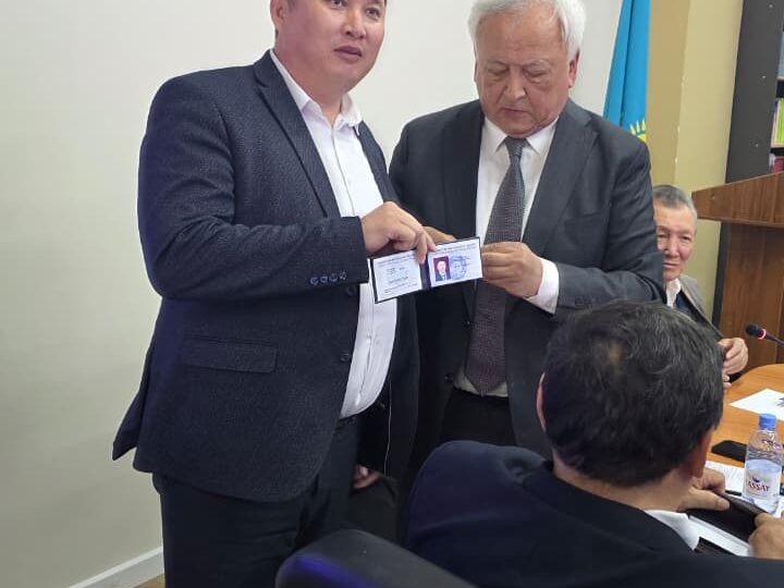 Қалам мен лауазымды қатар өрген: Әсет Аманжолов Жазушылар одағының мүшесі атанды