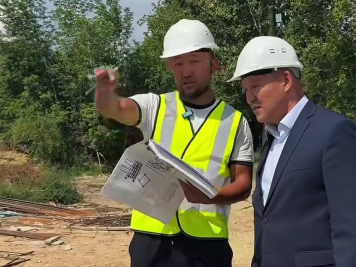 🔹 Аудан әкімі Қанат Қожықаев Жаңа-Арқа станциясындағы темір жол арқылы жер үсті жаяу жүргіншілер өткелінің жұмыс барысымен танысты.  Мердігер ЖШС”ГИМАТС транс”