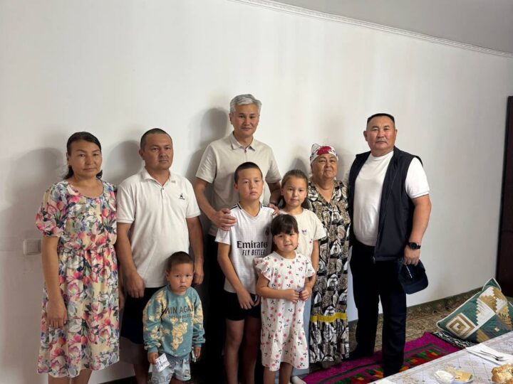 Ұлытау облысының әкімі Қарсақбайға қоныс аударған отбасының тұрмысымен танысты